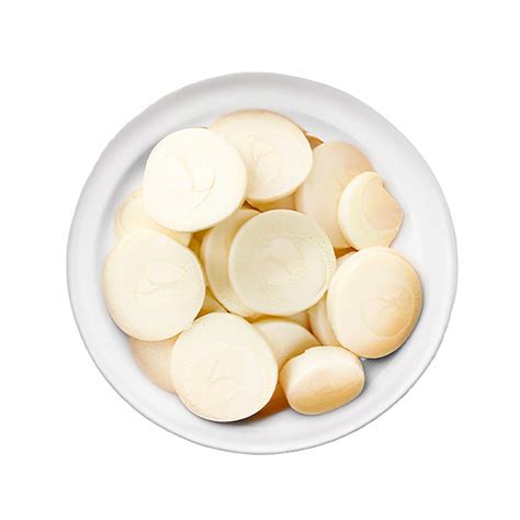 Plato con palmitos frescos cortados en rodajas