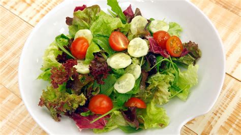Ensalada de palmitos bien emplatada con tomates cherry y lechuga