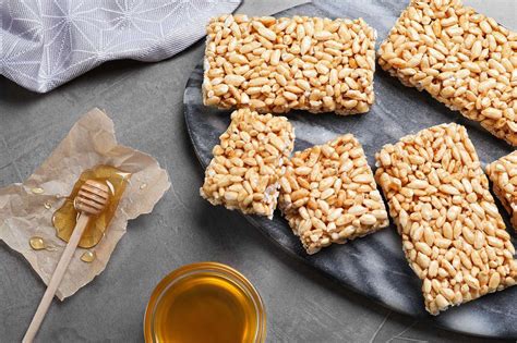 Foto principal de barras de arroz con miel y chocolate blanco, listas para servir
