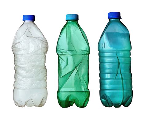 Botellas de plástico rellenas de agua o arena, listas para ser utilizadas como mancuernas caseras.