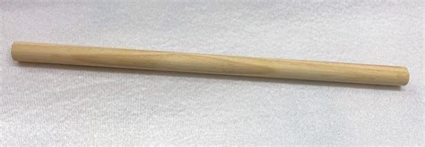 Palo de madera con extremos de cemento, formando una barra casera.