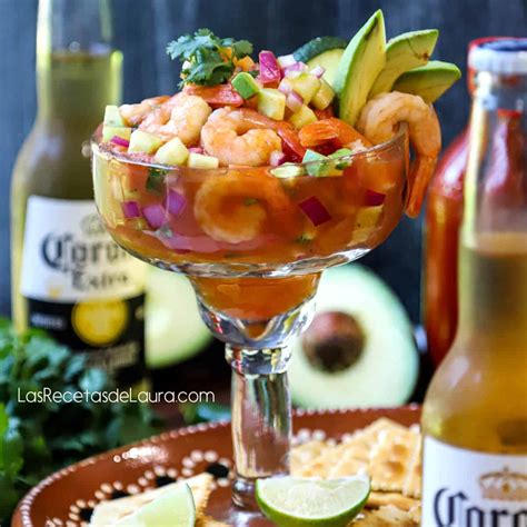 Imagen de un cóctel de camarones con cerveza en un vaso decorado