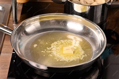 Fotografía gastronómica de manzanas caramelizadas en una sartén con mantequilla derretida y azúcar moreno