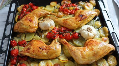 Muslos de pollo al horno cubiertos con salsa pesto y piel dorada crujiente