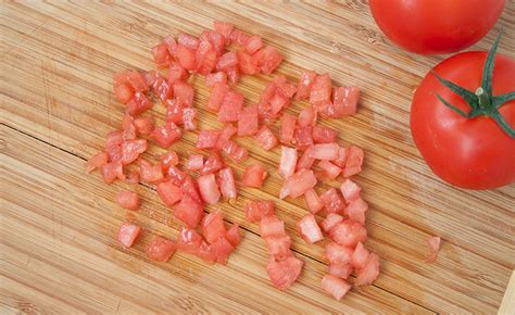 Esquema paso a paso sobre cómo realizar un corte concasse de tomate