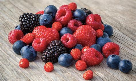 frutos rojos variados: fresas, frambuesas, moras, arándanos