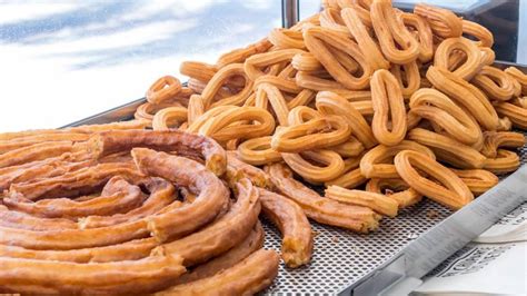 Fotografía de porras y churros finos en una bandeja