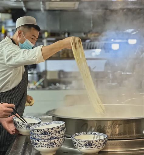 Col china y fideos estirados a mano