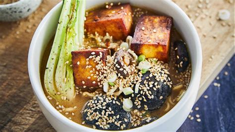 Sopa vegetariana china con tofu y bok choy