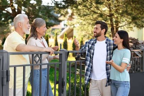 Fotografía de una vereda típica de barrio con vecinos conversando, reflejando la interacción social y la tranquilidad cotidiana.