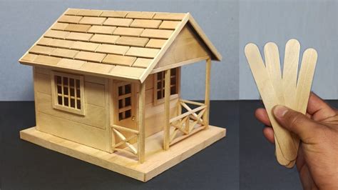 dibujo de una casita para pájaros hecha con palitos de helado