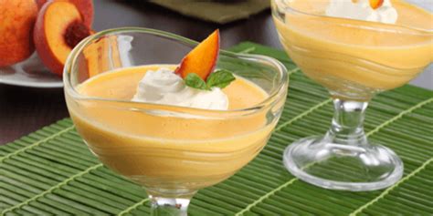 Copa de mousse de durazno con leche condensada