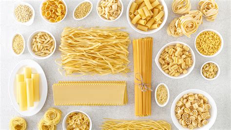 Variedad de fideos y pastas en diferentes formas y colores