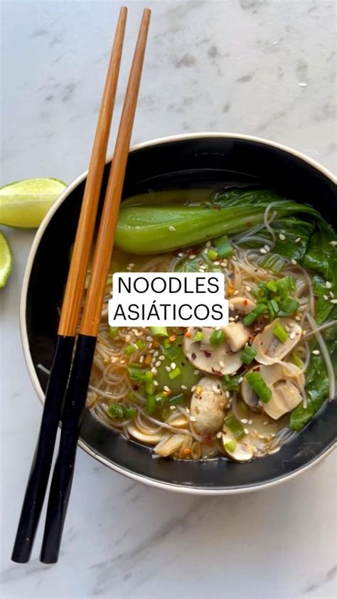 Variedad de noodles asiáticos en sus paquetes originales y algunos cocidos