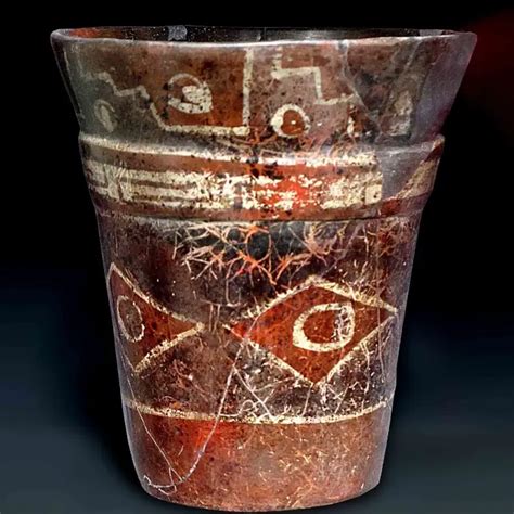 Composición de diferentes piezas de cerámica decoradas a mano con motivos coloridos.