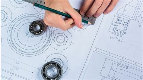 Diseño de una pieza de cerámica con líneas guía dibujadas a lápiz y plantillas adhesivas listas para ser aplicadas.