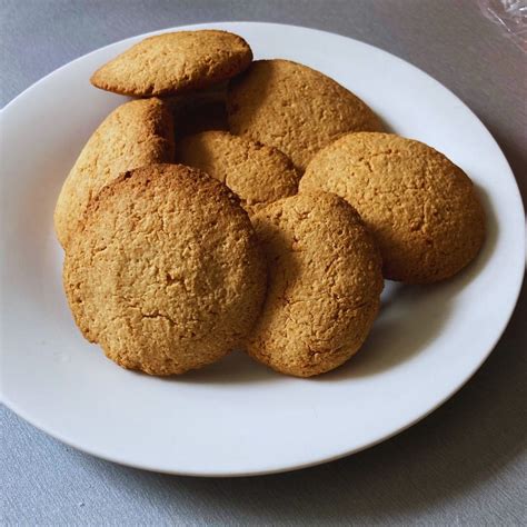 Un plato con galletas de coco, algunas de ellas con diferentes cantidades para la multiplicación