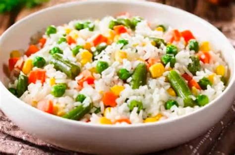 Plato de arroz primavera servido en un tazón con vegetales coloridos y frescos