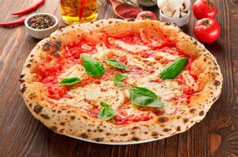 Pizza napolitana con borde esponjoso en Buoníssima