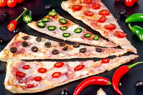 Mesa con múltiples trozos de pizza variada en Taberna Pizza x Metro