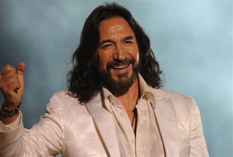 Ilustración de Marco Antonio Solís como vocalista de Los Bukis, con un estilo retro de los años 80.