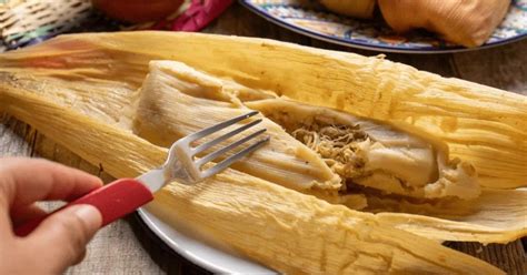Infografía con los factores clave para tamales esponjosos: líquidos, batido y manteca.