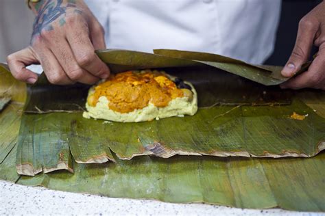 Ilustración paso a paso del armado de un tamal.