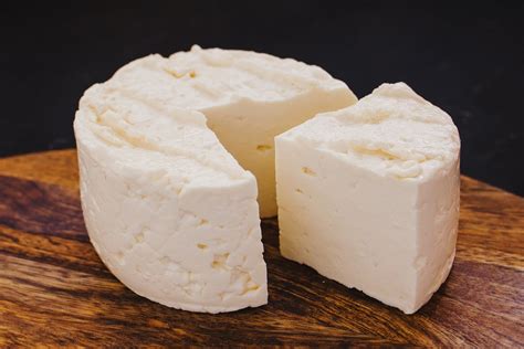 Foto de queso fresco casero en un molde