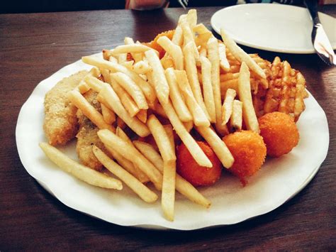 foto comparativa de un plato de comida rápida frita y uno horneado/asado con ensalada
