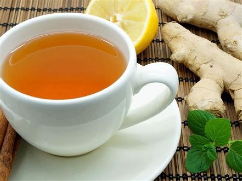 fotografía de la infusión lista para servir con rodajas de limón y una cucharadita de miel