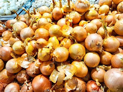 variedad de cebollas en un mercado local