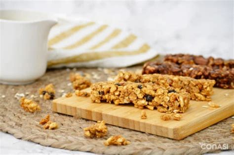 Collage de diferentes usos del arroz inflado: barritas energéticas, desayuno con yogur, rebozado, decoración de postres