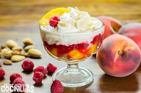 Pêche Melba clásico servido con helado, melocotones y salsa de frambuesa