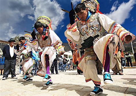 fotografía de un joven peruano realizando la Danza de las Tijeras