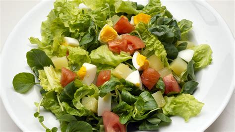 Foto de acompañamientos saludables para hamburguesas, como ensaladas frescas y verduras asadas