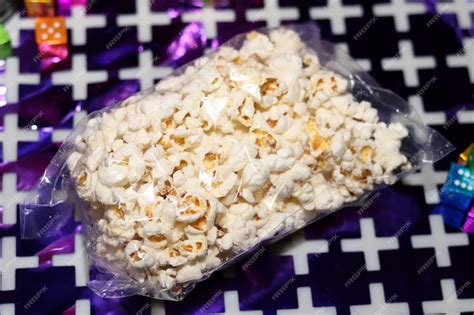 Imagen de una bolsa de palomitas de maíz de caramelo sin azúcar añadida, atractiva y apetitosa.