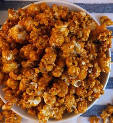 Fotografía de las palomitas de maíz con caramelo extendidas en la bandeja, enfriándose.