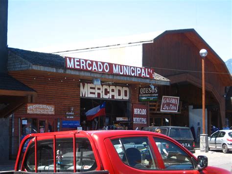 Artesanías mapuches exhibidas en el Mercado Municipal de Pucón