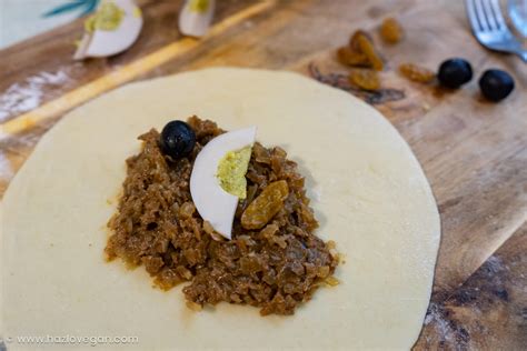 Primer plano de un relleno de pino para empanadas chilenas, mostrando los ingredientes frescos.