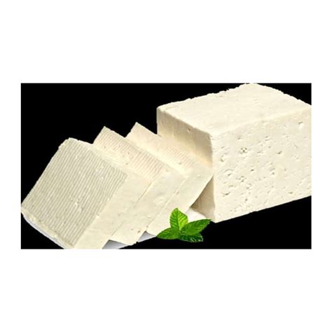 Imagen de una barra de queso llanero artesanal sobre una tabla de madera mostrando su textura semi dura