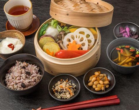 Plato de shōjin ryōri (cocina budista vegetariana) en un templo japonés