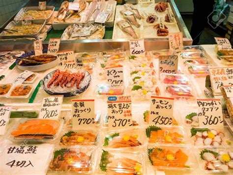Turistas explorando un mercado de alimentos en Japón con opciones vegetarianas