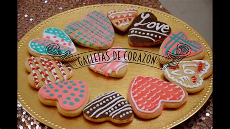 Caja de galletas decoradas en forma de corazón con glaseado y sprinkles