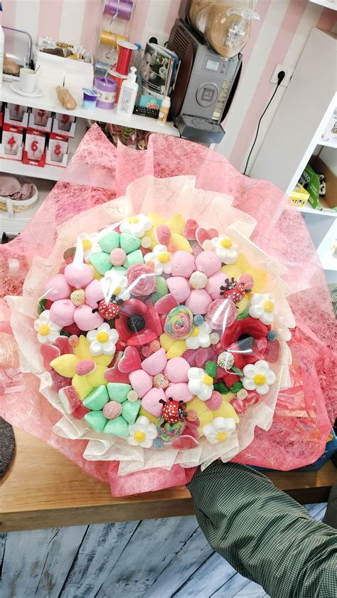 Ramo de chuches montado con brochetas de madera y envuelto en papel celofán de colores