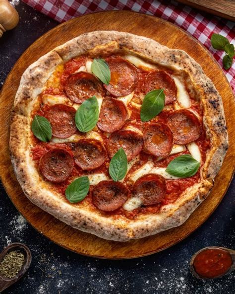 Variedad de pizzas Piola: napolitana, calabresa y de Nutella