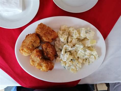 Plato de congrio frito servido con papas mayo en un ambiente tradicional.