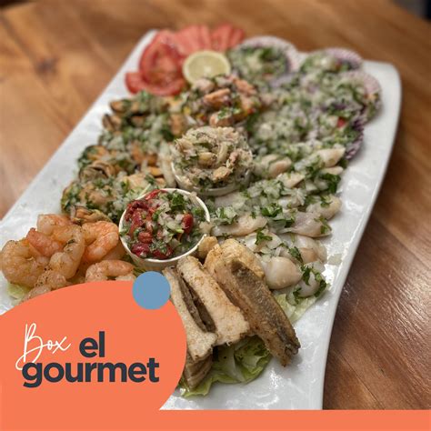 Fotografía de un jardín de mariscos frescos servido en un restaurante del puerto.