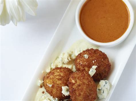 variedad de salsas para acompañar croquetas, cada una con su croqueta ideal