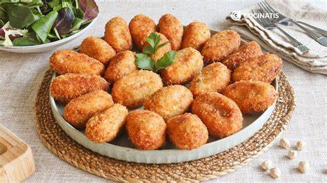 plato de croquetas de acelga con una ensalada fresca y alioli ligero