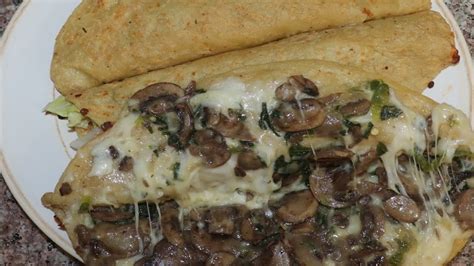 Imagen de quesadillas de hongos portobello recién hechas, con el queso derretido